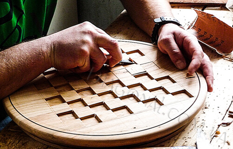 Процесс производства польских деревянных шахмат